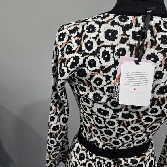 🐢 Diane Von Furstenberg for Target DVF V-Neck Neutral Poppy Wrap Sweater. XXS