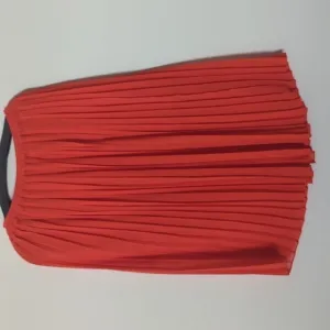 Club Monaco Tulip red/Rouge Women's pleated skirt with elastic waist.