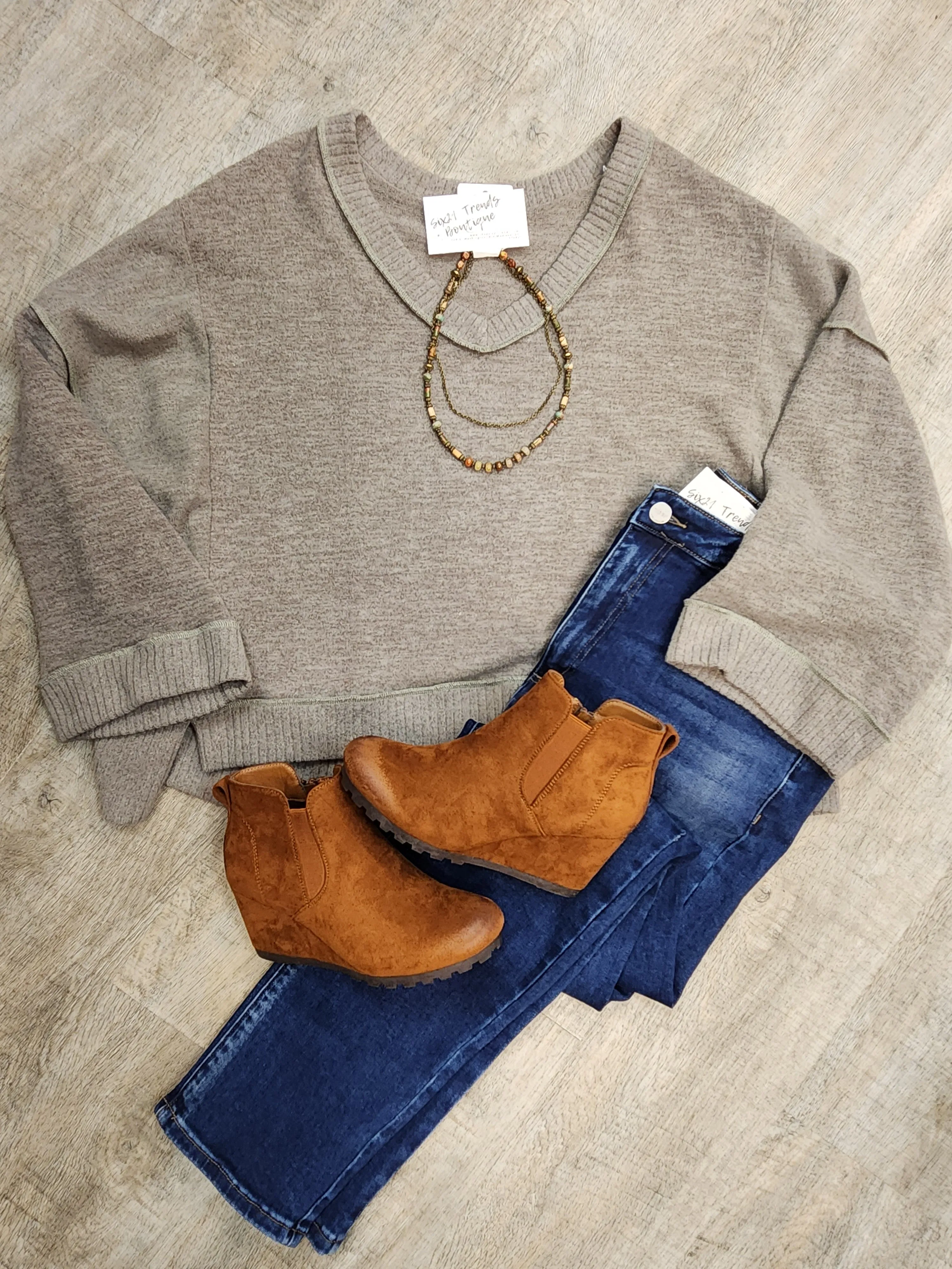 DOORBUSTER CURVY Cropped V Neck Sweater
