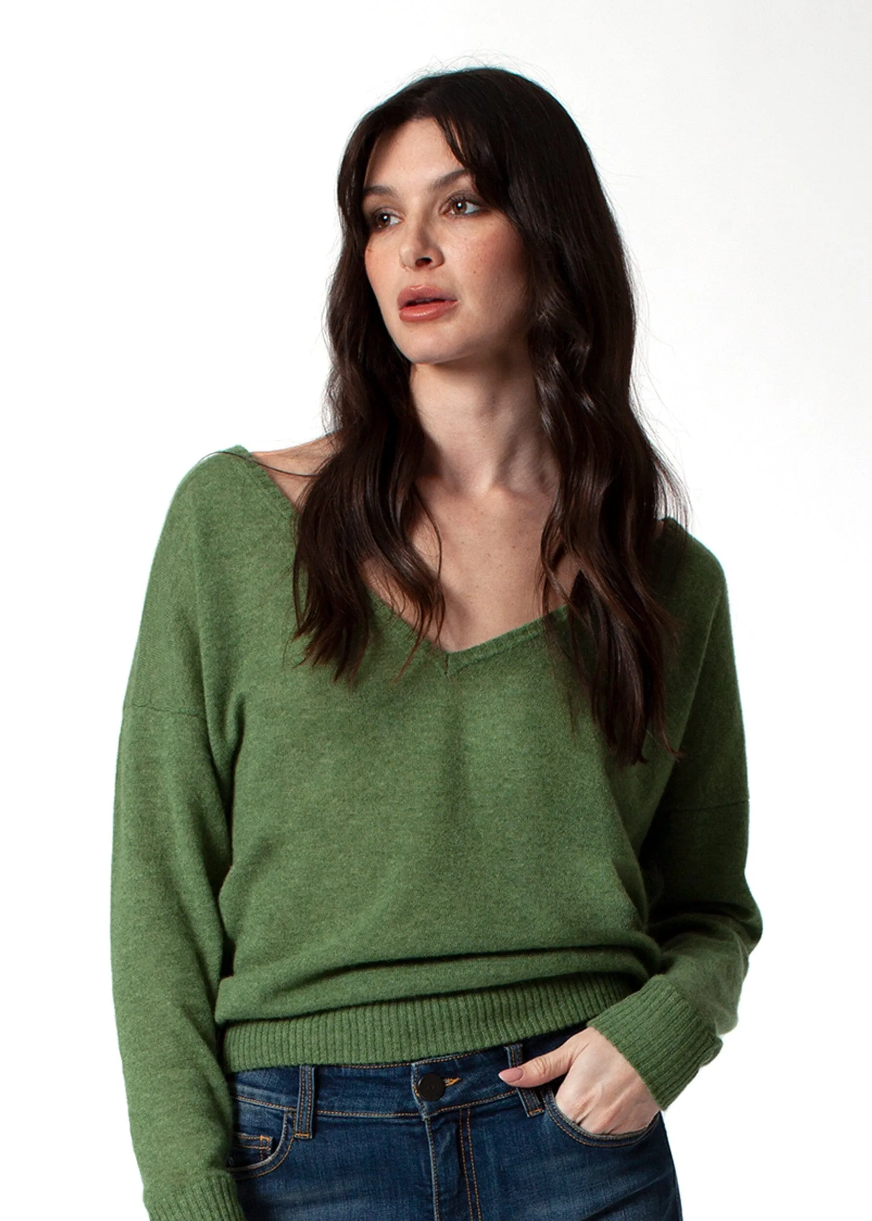 LIA V-NECK SWEATER