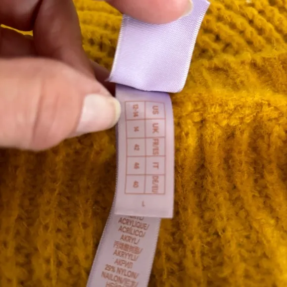 Savage x Fenty Fuzx Fit knit v-neck sweater honeycombs yellow SZ L. NWOT