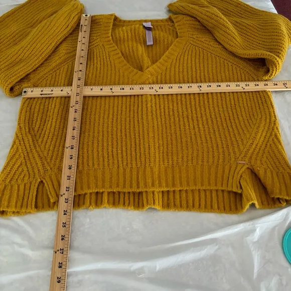 Savage x Fenty Fuzx Fit knit v-neck sweater honeycombs yellow SZ L. NWOT