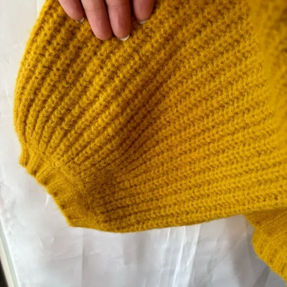Savage x Fenty Fuzx Fit knit v-neck sweater honeycombs yellow SZ L. NWOT