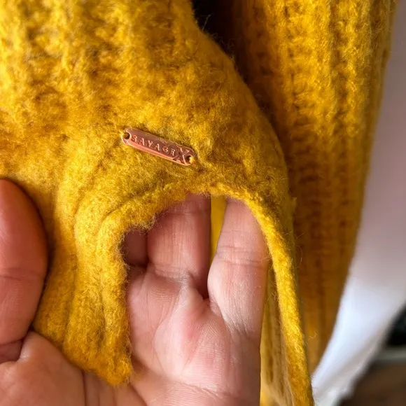Savage x Fenty Fuzx Fit knit v-neck sweater honeycombs yellow SZ L. NWOT