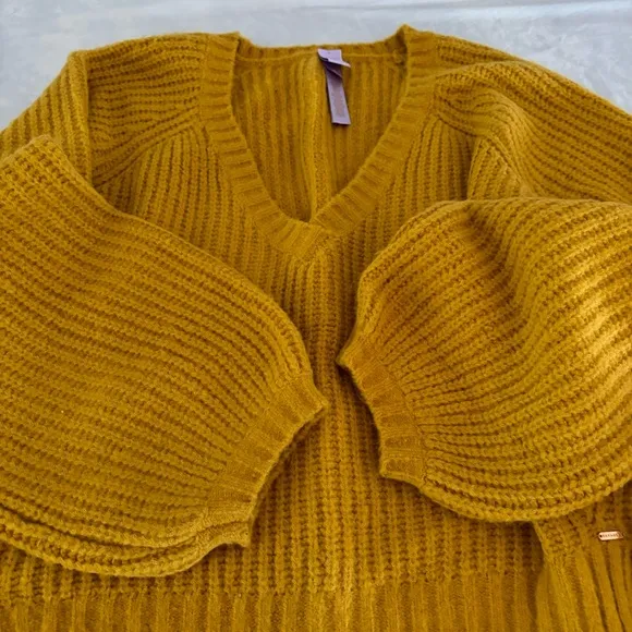 Savage x Fenty Fuzx Fit knit v-neck sweater honeycombs yellow SZ L. NWOT