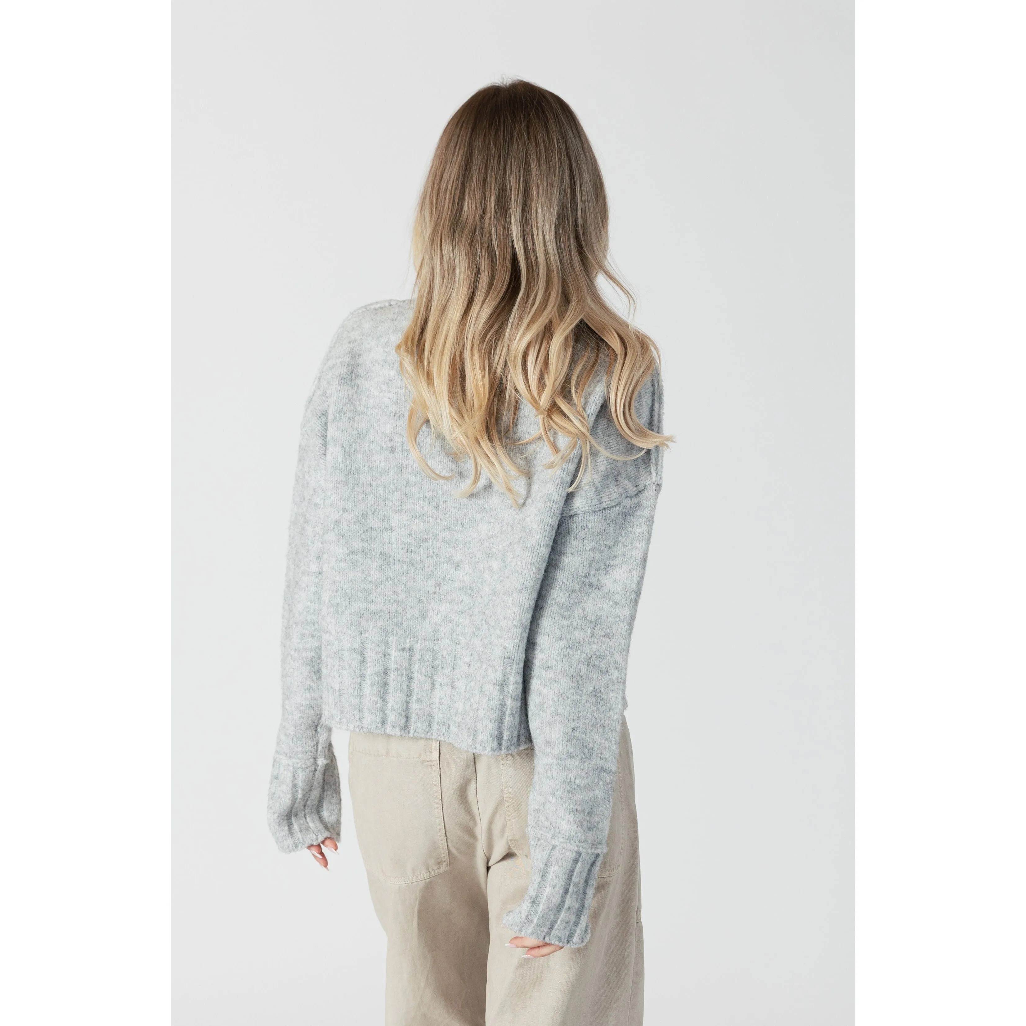 SHORT CREWNECK SWEATER