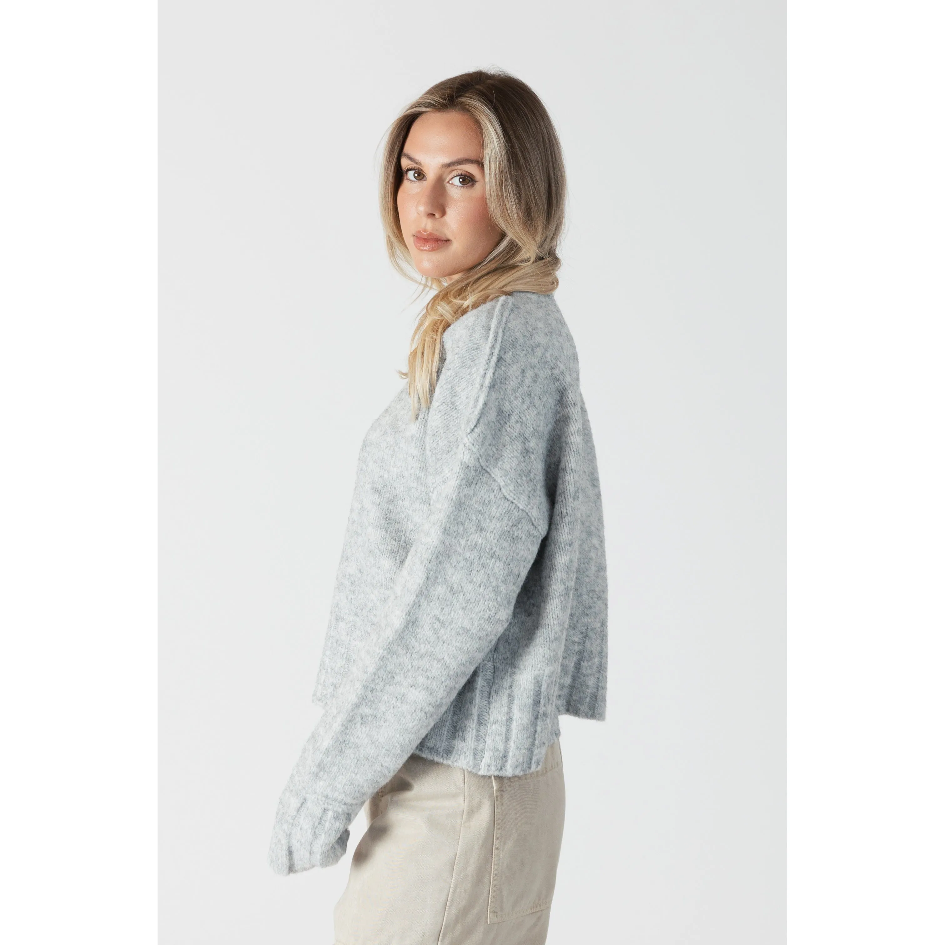SHORT CREWNECK SWEATER